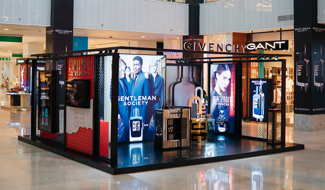 Givenchy l'interdit — Production and execution
