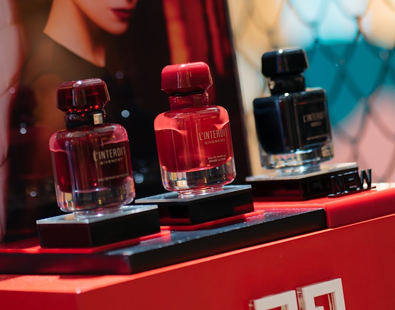 Givenchy l'interdit — Production and execution