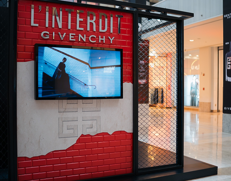 Givenchy l'interdit — Production and execution