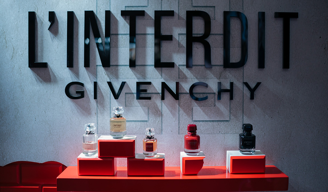 Givenchy l'interdit — Production and execution